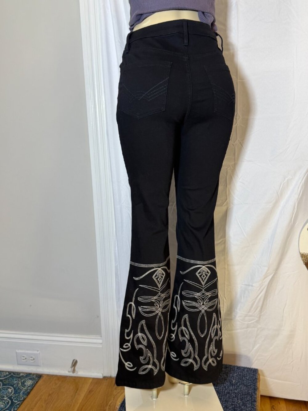Idyllwind Gypsy HiRise Flare W/ white embroidered designs on legs. Women's 8/32L - Picture 3 of 4